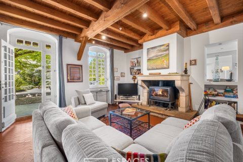 Ancienne ferme restaurée, panorama sur le Pilat et art de vivre à 40 minutes de Lyon