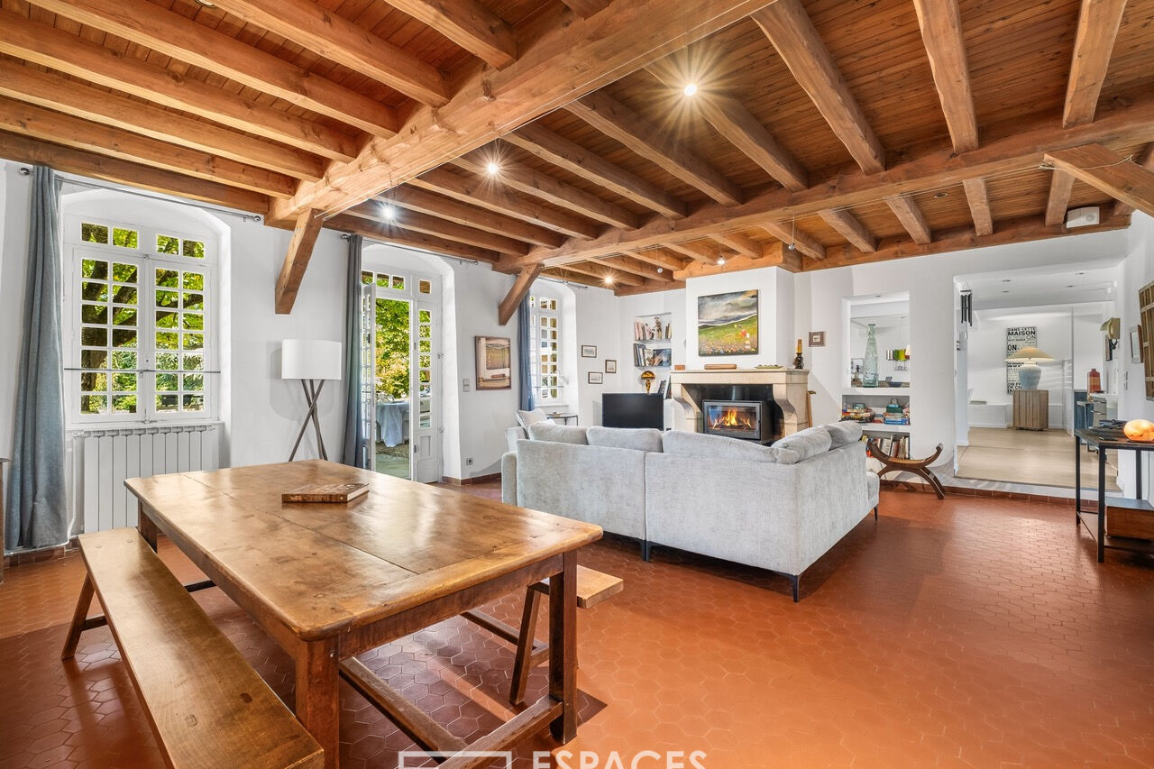 Ancienne ferme restaurée, panorama sur le Pilat et art de vivre à 40 minutes de Lyon