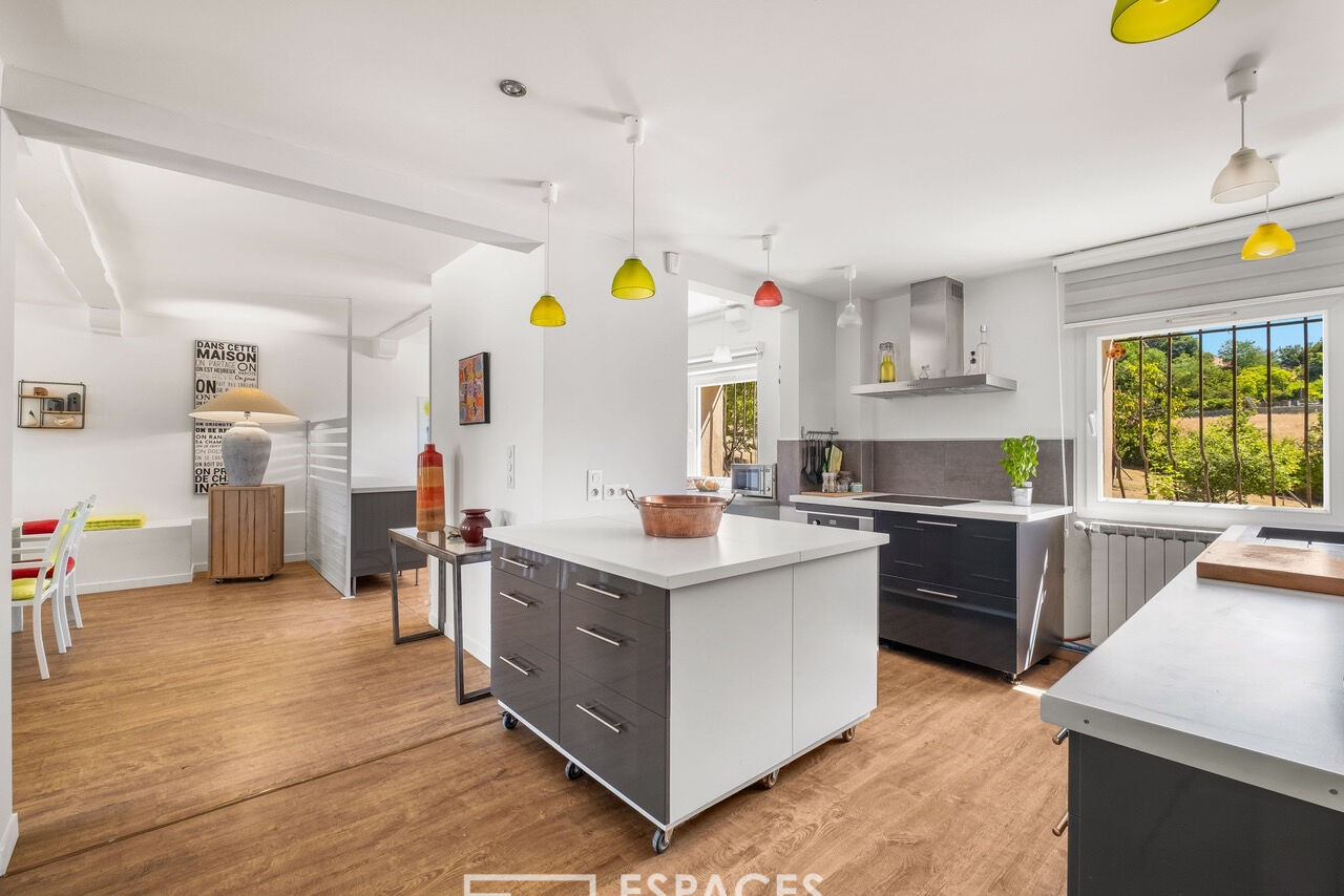 Ancienne ferme restaurée, panorama sur le Pilat et art de vivre à 40 minutes de Lyon