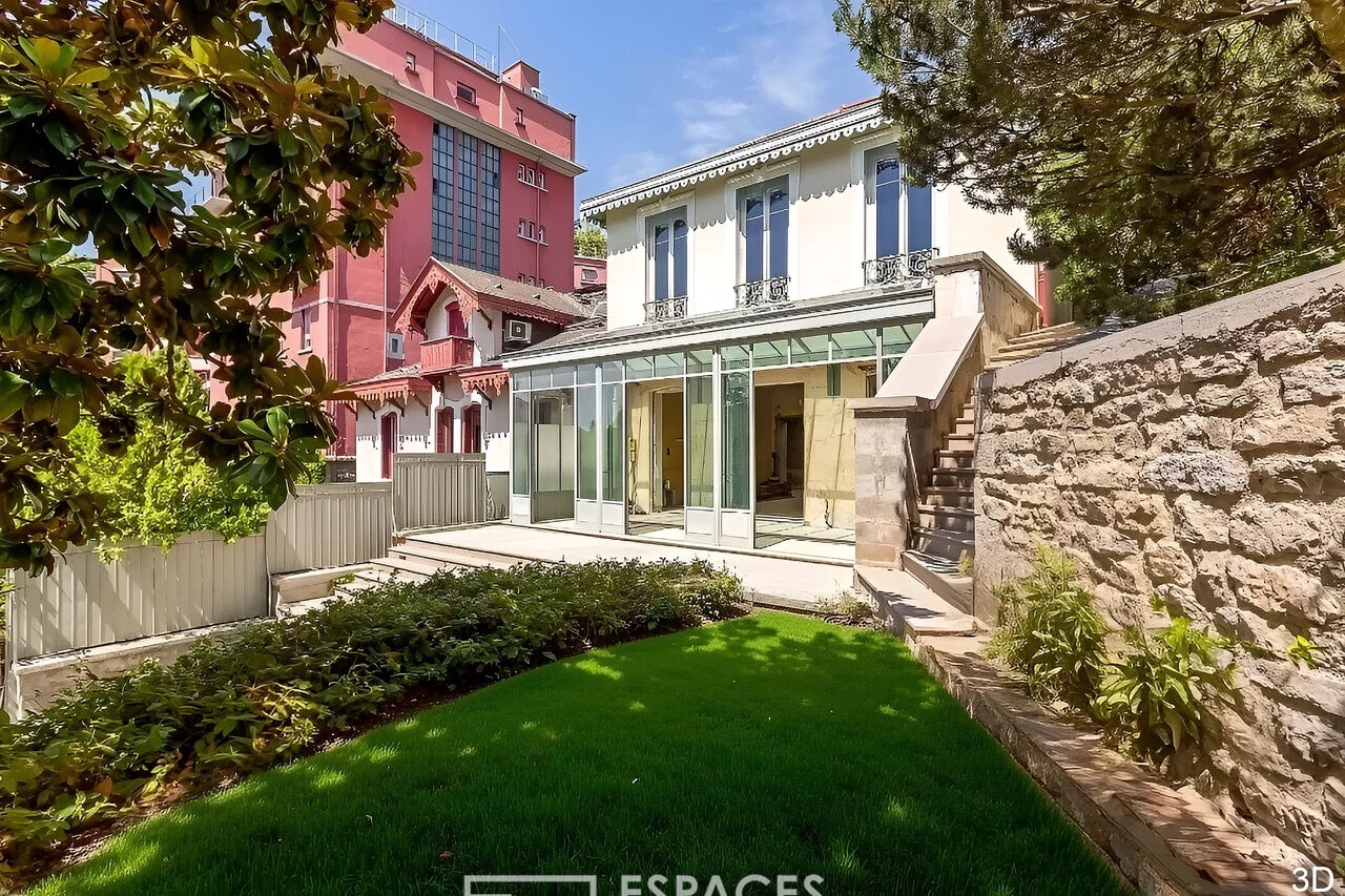 1880 house with garden on the outskirts of Lyon