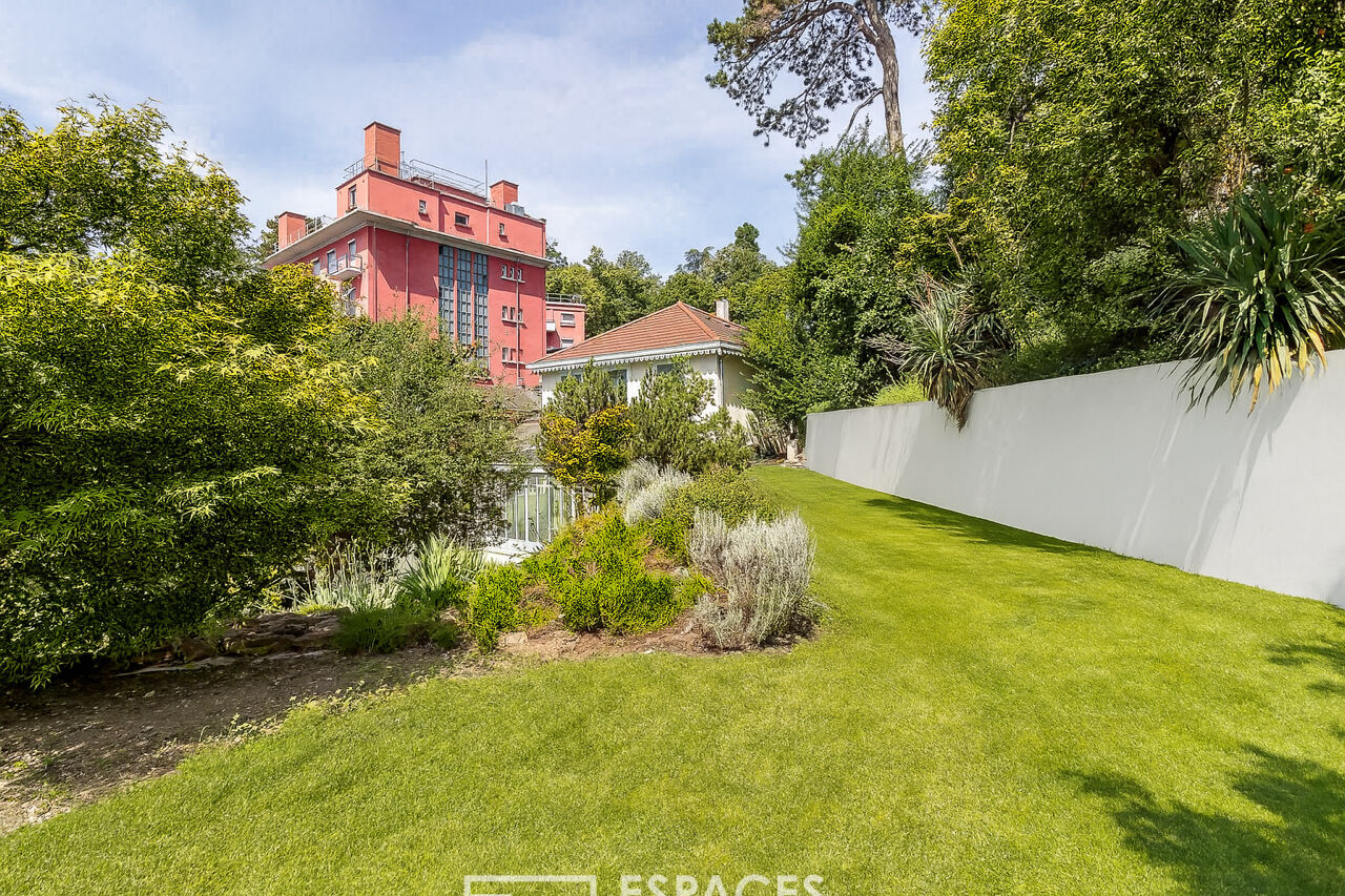 1880 house with garden on the outskirts of Lyon