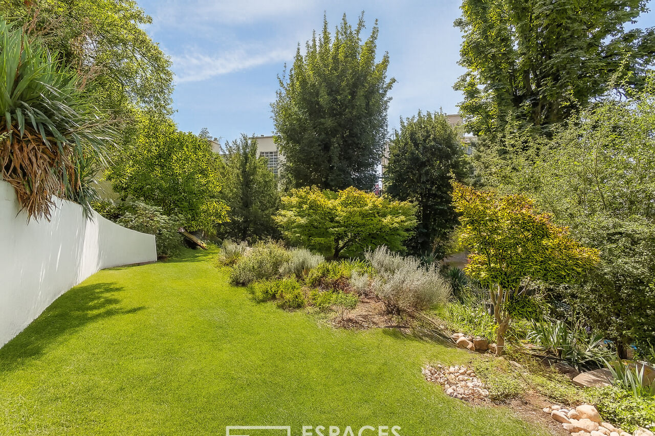 1880 house with garden on the outskirts of Lyon