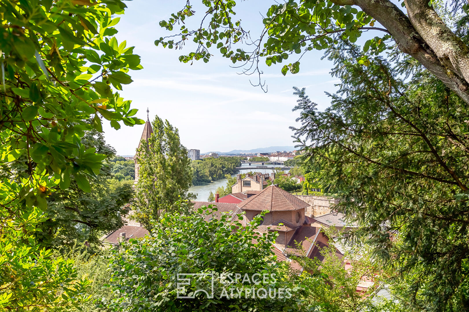1880 house with garden on the outskirts of Lyon