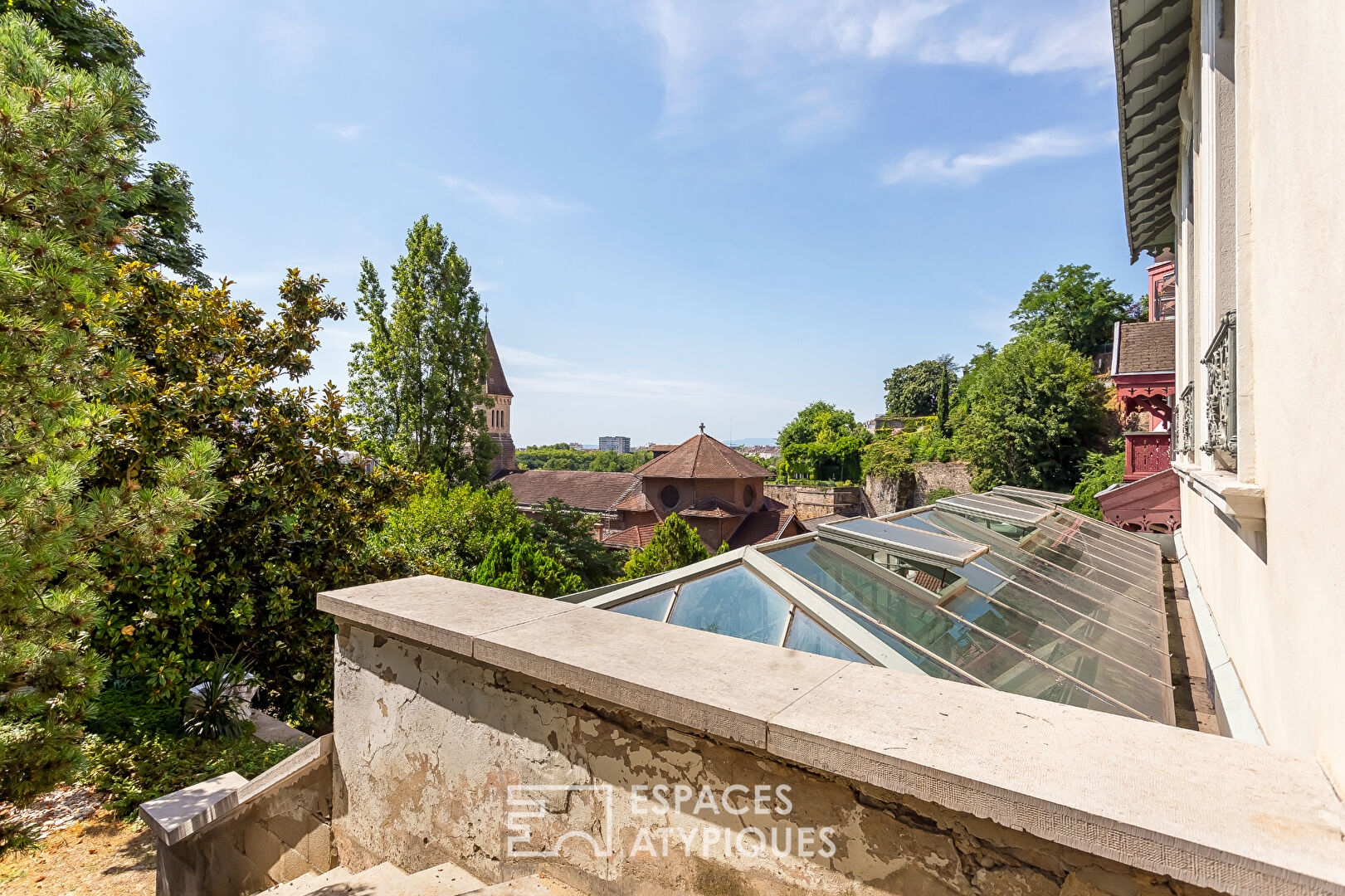 1880 house with garden on the outskirts of Lyon