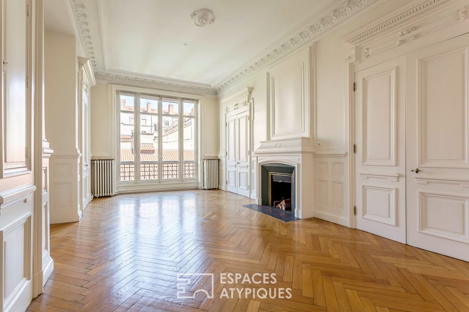 Appartement bourgeois rénové dans un ancien hôtel particulier face à la Préfecture