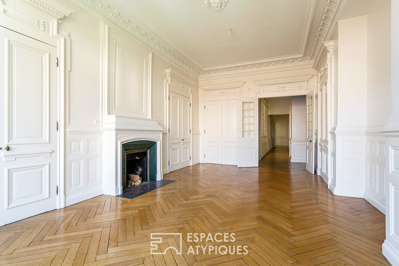 Appartement bourgeois rénové dans un ancien hôtel particulier face à la Préfecture
