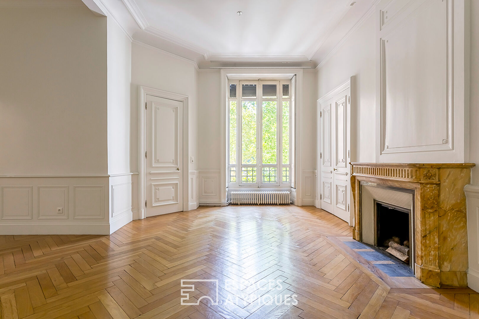 Appartement bourgeois rénové dans un ancien hôtel particulier face à la Préfecture