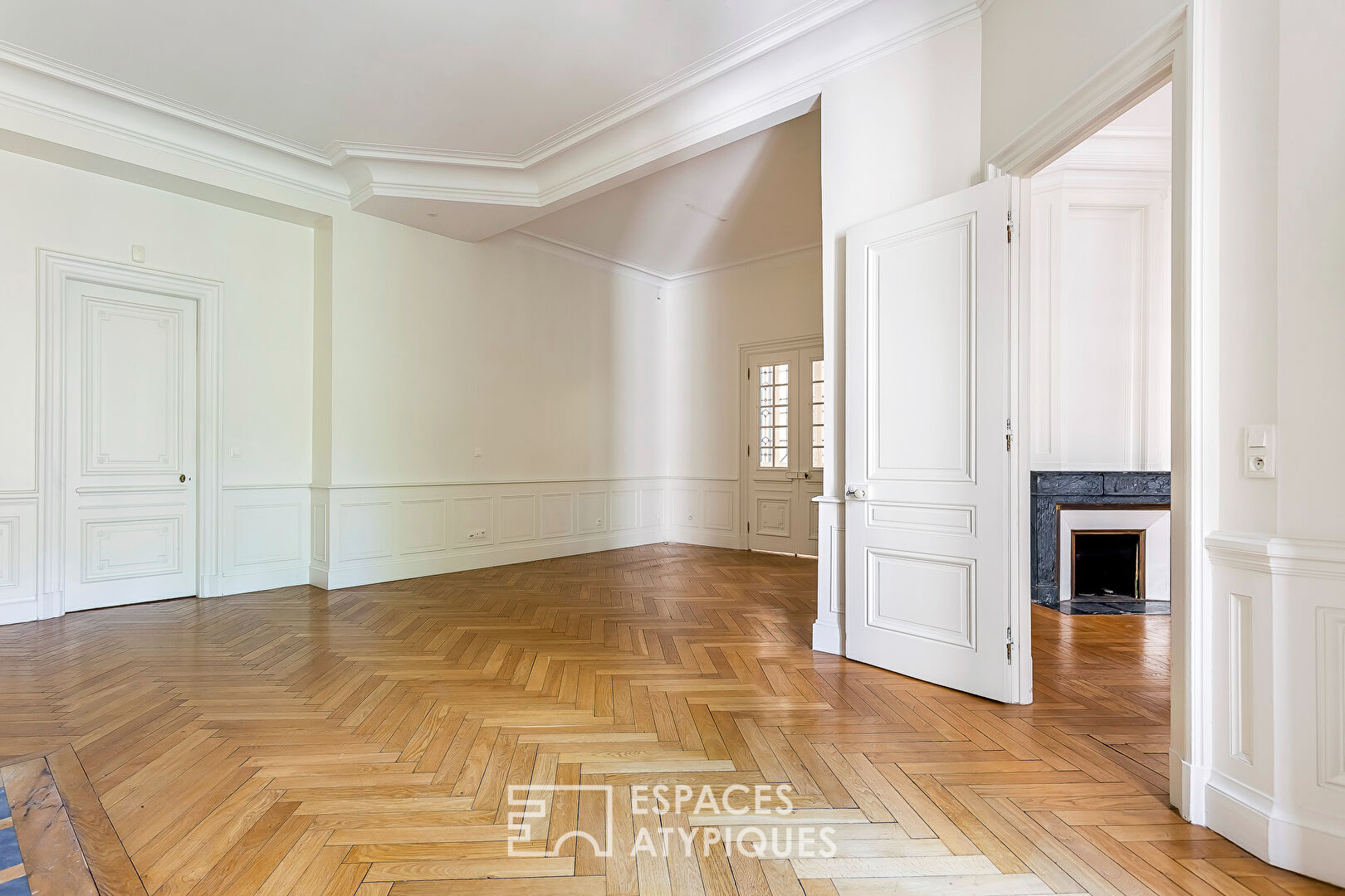 Appartement bourgeois rénové dans un ancien hôtel particulier face à la Préfecture