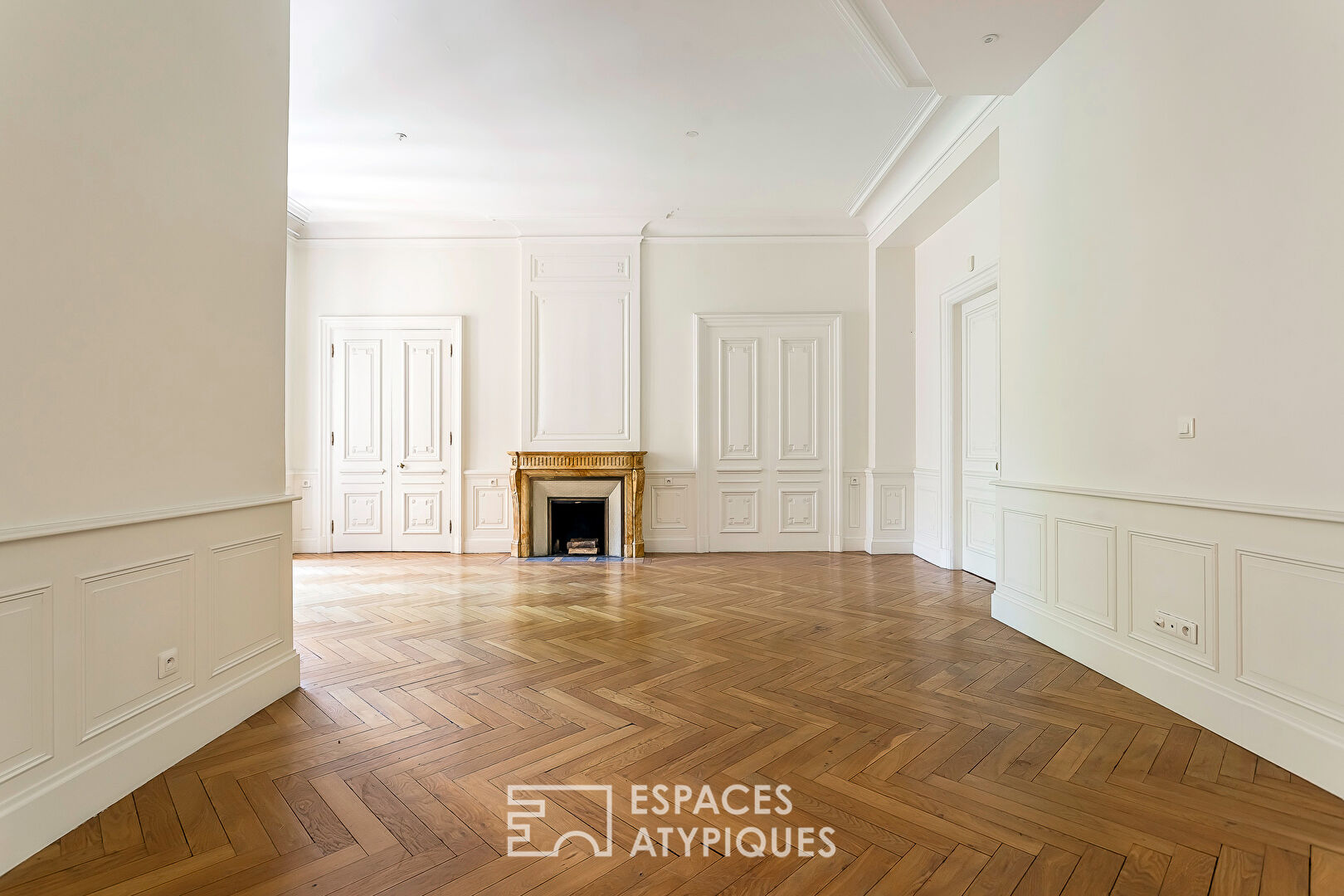 Appartement bourgeois rénové dans un ancien hôtel particulier face à la Préfecture