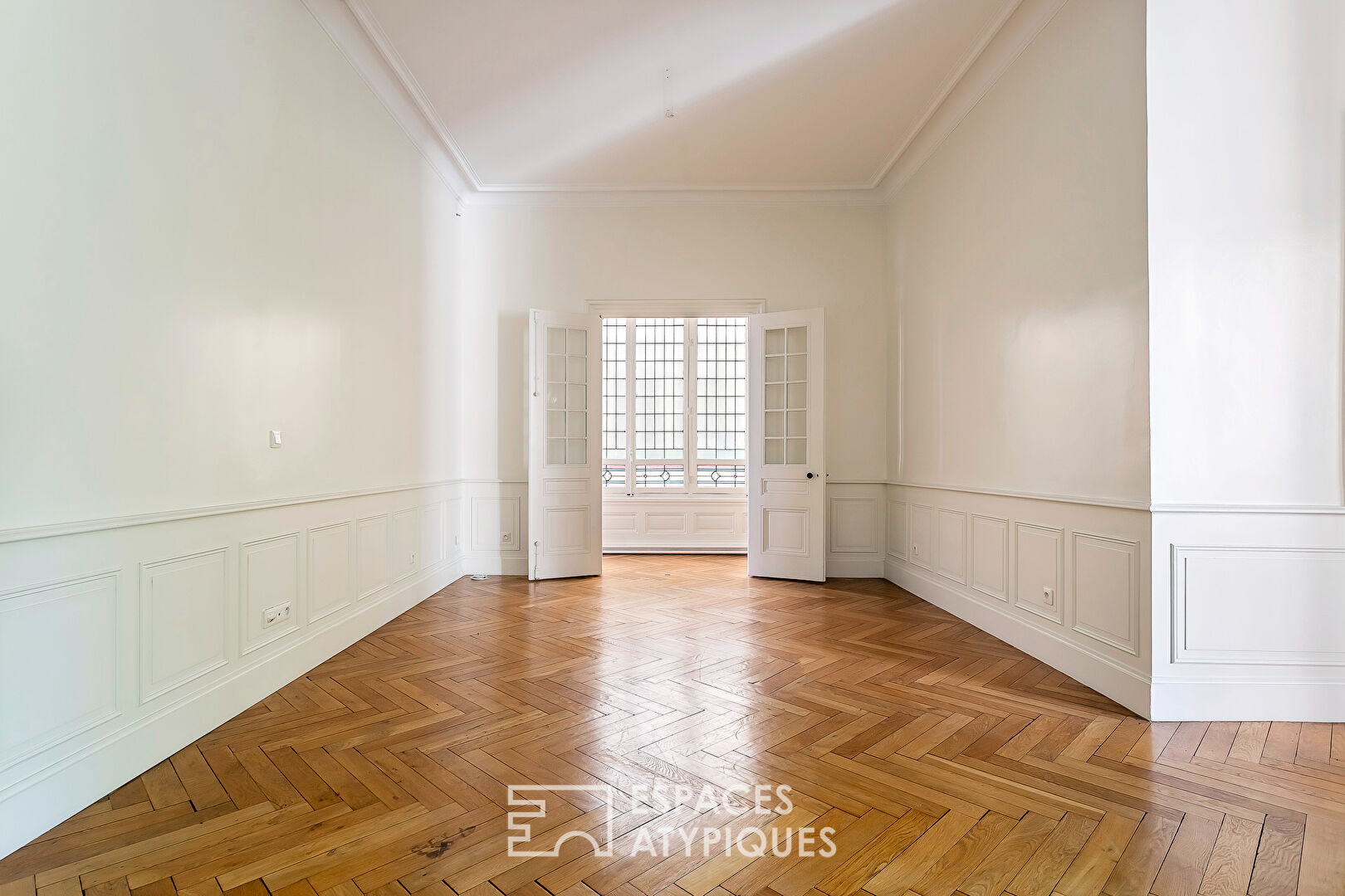 Appartement bourgeois rénové dans un ancien hôtel particulier face à la Préfecture