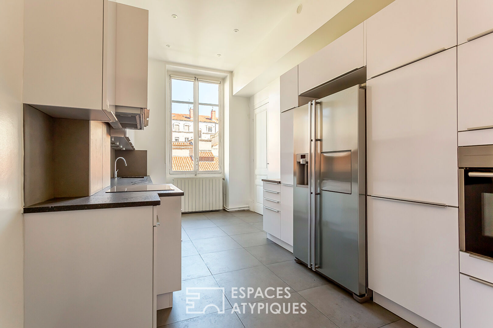 Appartement bourgeois rénové dans un ancien hôtel particulier face à la Préfecture