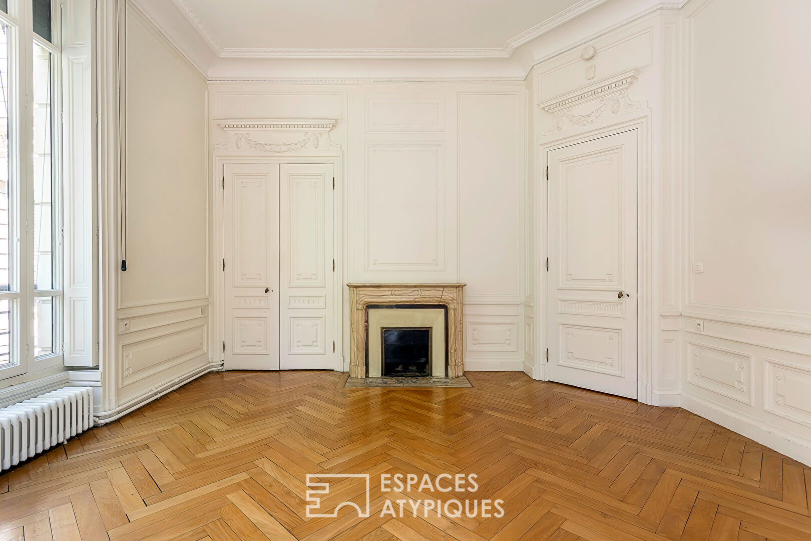 Appartement bourgeois rénové dans un ancien hôtel particulier face à la Préfecture