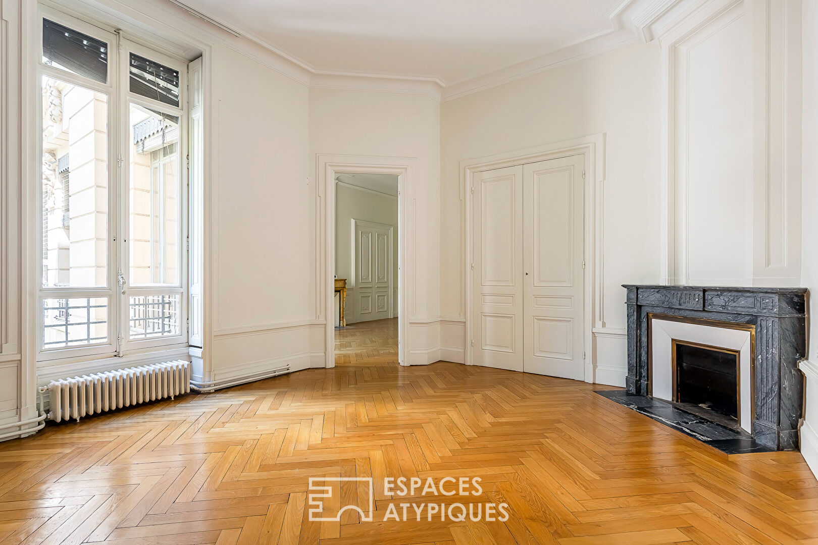 Appartement bourgeois rénové dans un ancien hôtel particulier face à la Préfecture