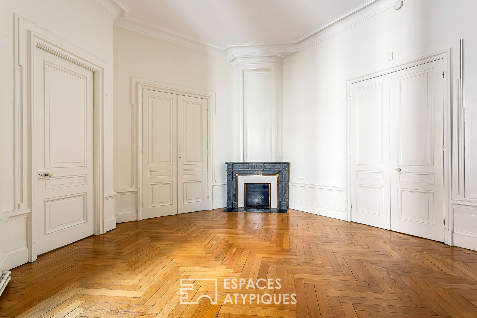 Appartement bourgeois rénové dans un ancien hôtel particulier face à la Préfecture