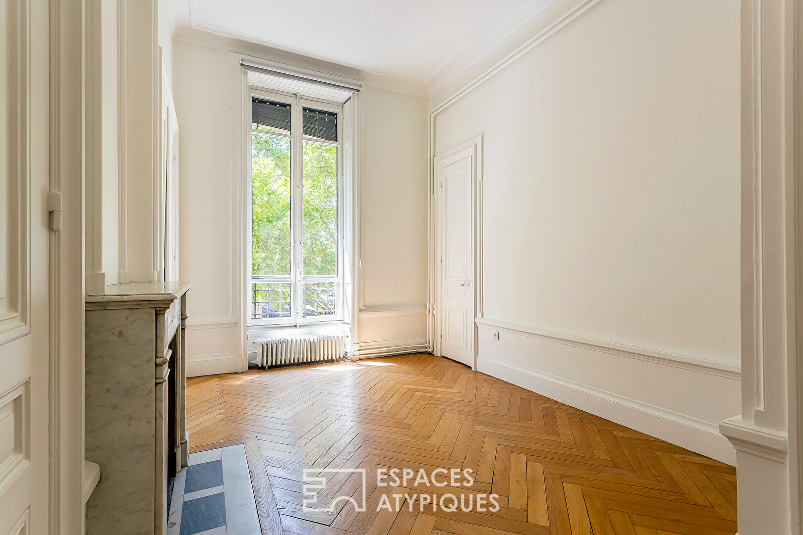 Appartement bourgeois rénové dans un ancien hôtel particulier face à la Préfecture