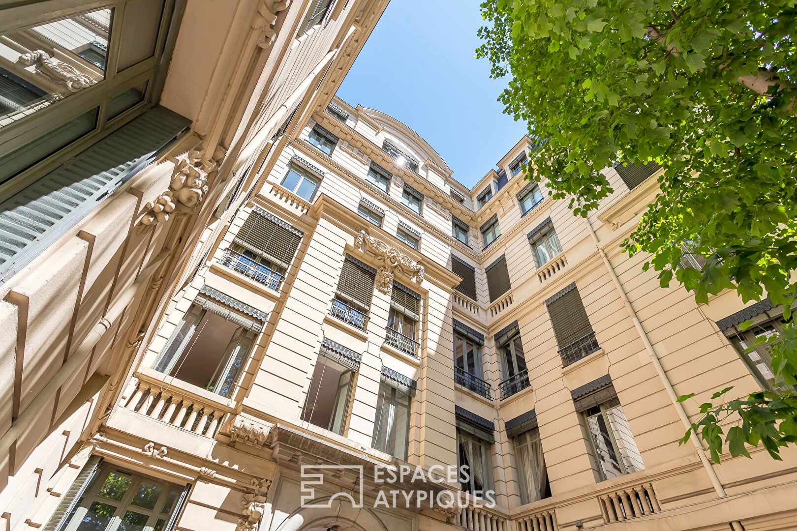 Appartement bourgeois rénové dans un ancien hôtel particulier face à la Préfecture