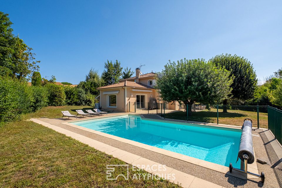 Maison familiale avec piscine et jardin paysagé