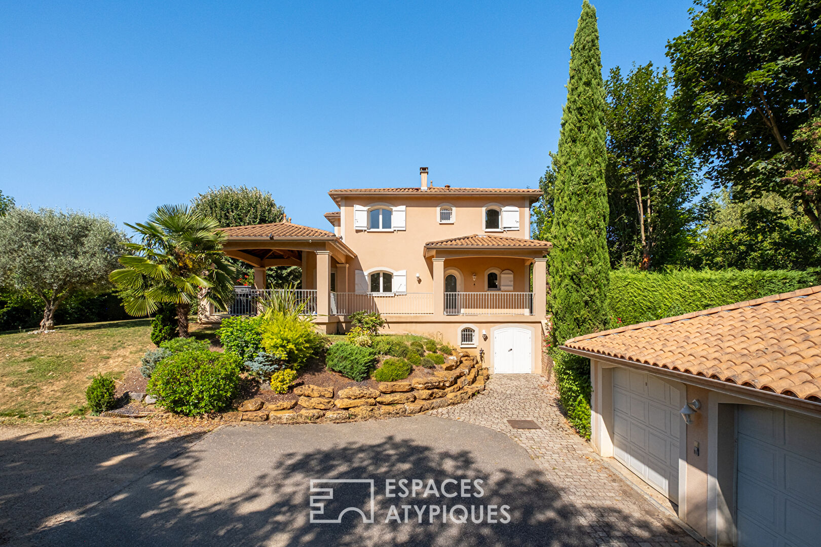 Maison familiale avec piscine et jardin paysagé