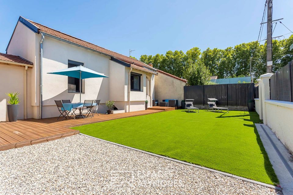 Maison rénovée avec terrasses et jardin