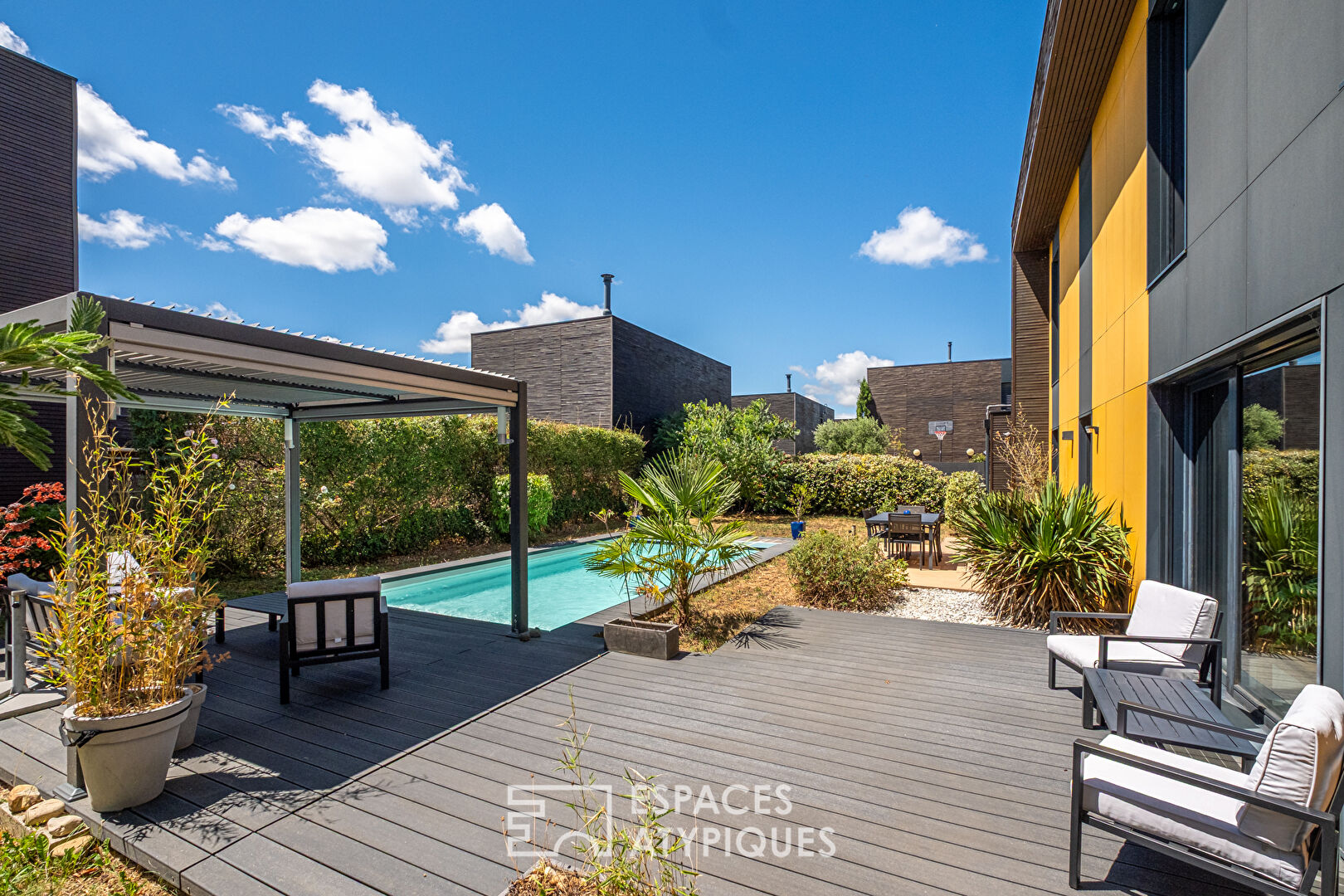 Maison BBC avec jardin et piscine