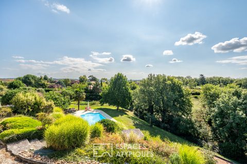 House with swimming pool in a bucolic setting