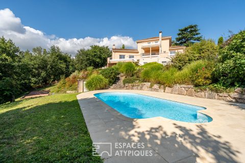 House with swimming pool in a bucolic setting