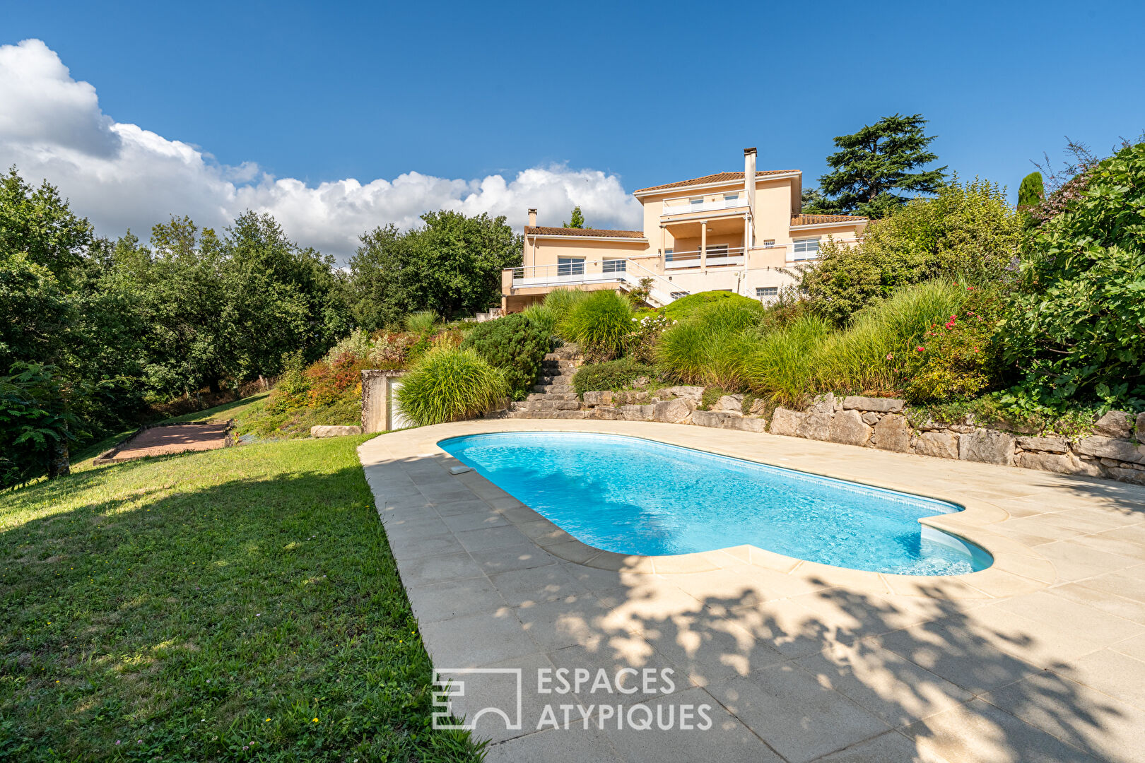 House with swimming pool in a bucolic setting