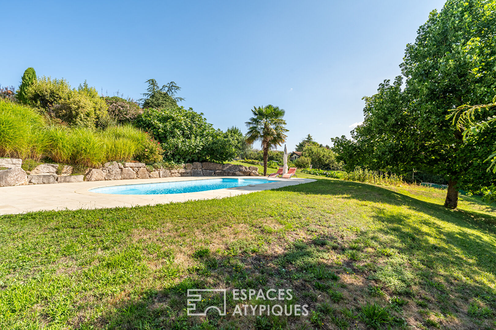 House with swimming pool in a bucolic setting