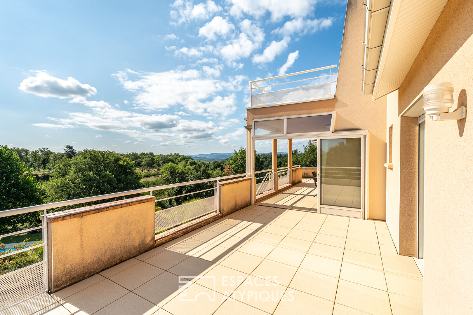 House with swimming pool in a bucolic setting