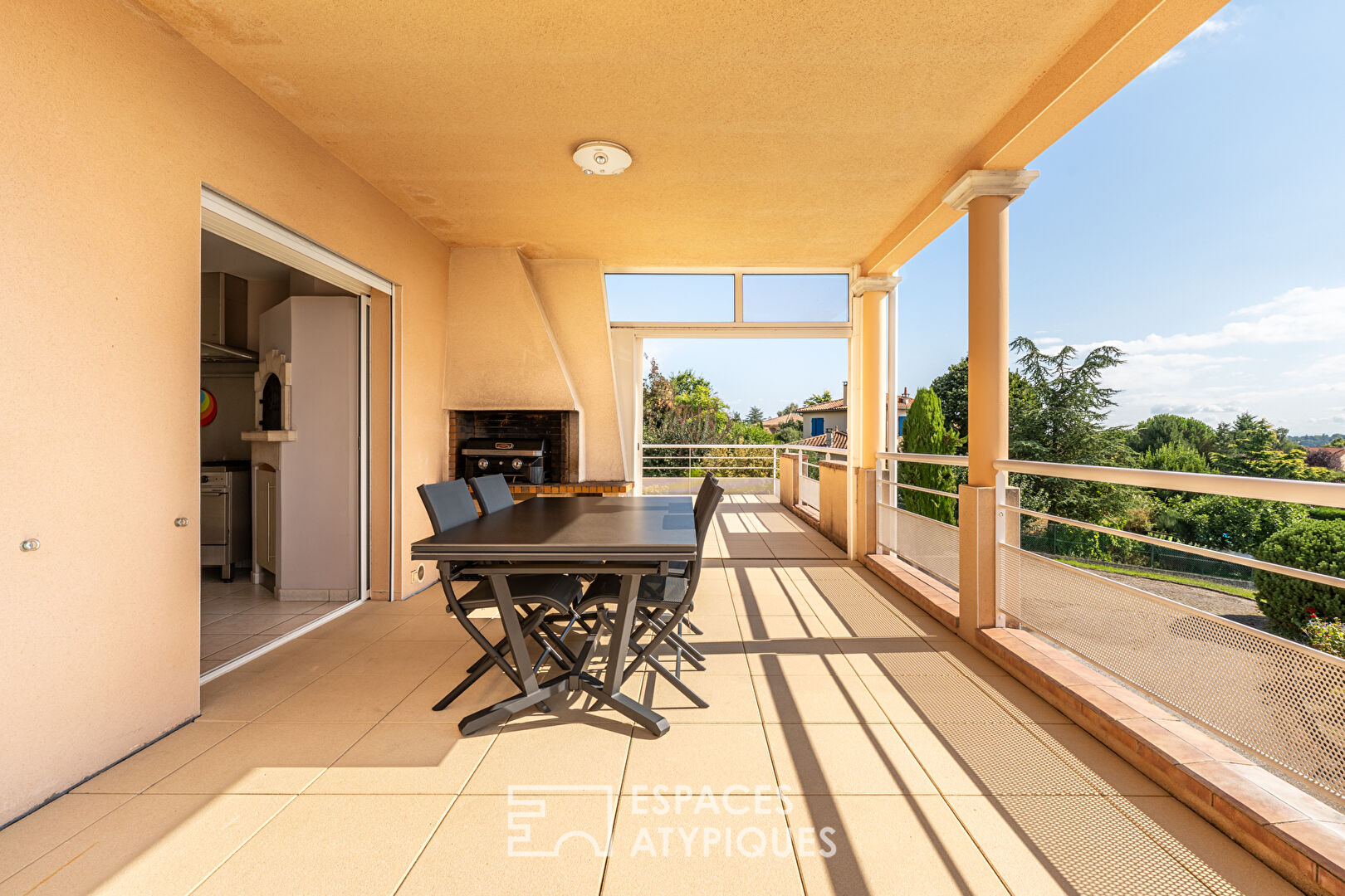 House with swimming pool in a bucolic setting