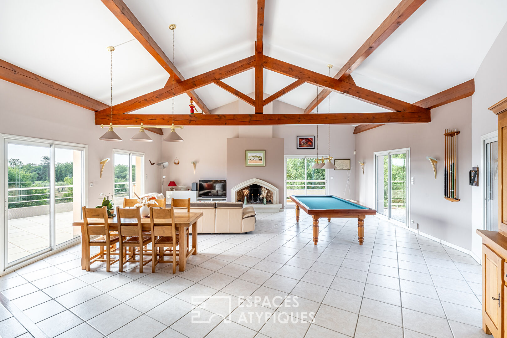 House with swimming pool in a bucolic setting