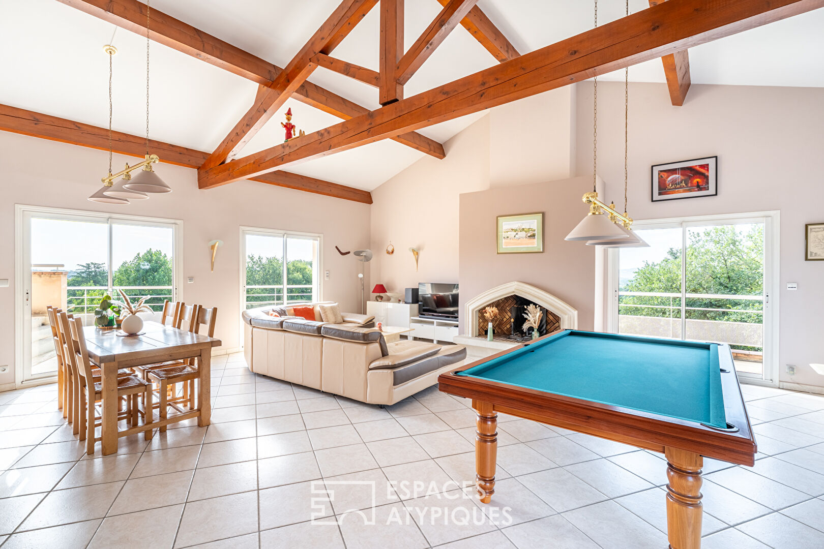 House with swimming pool in a bucolic setting