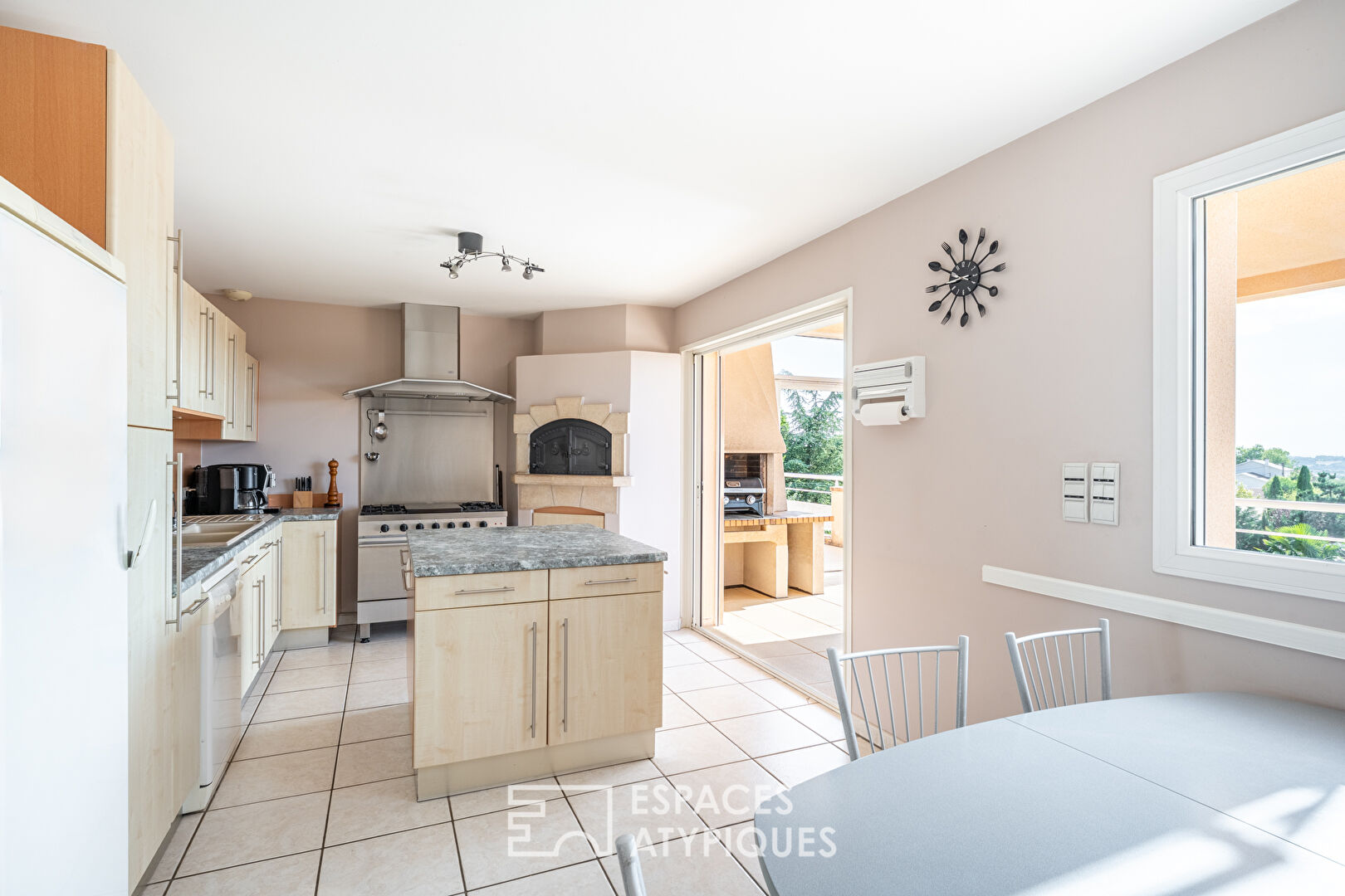 House with swimming pool in a bucolic setting