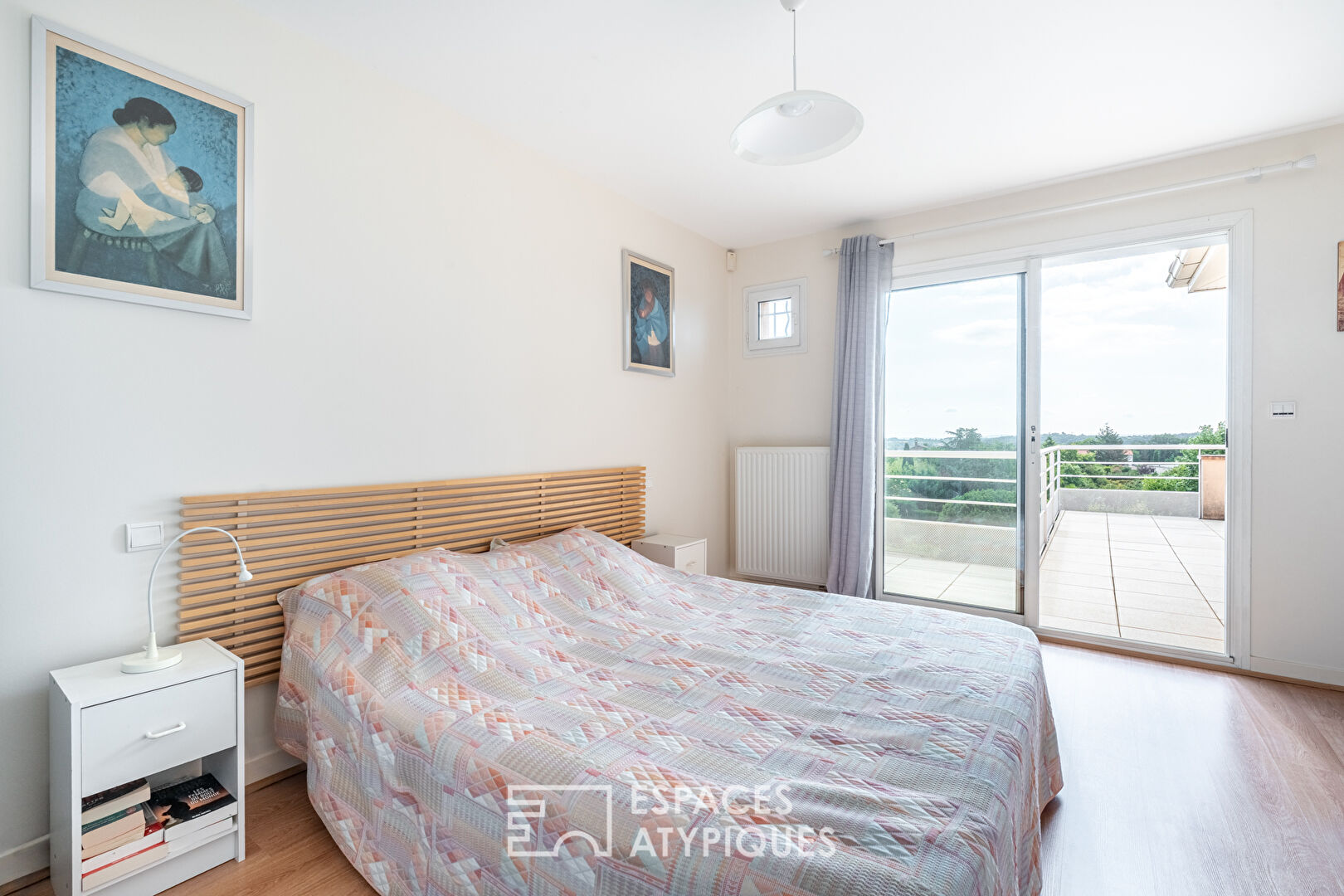 House with swimming pool in a bucolic setting