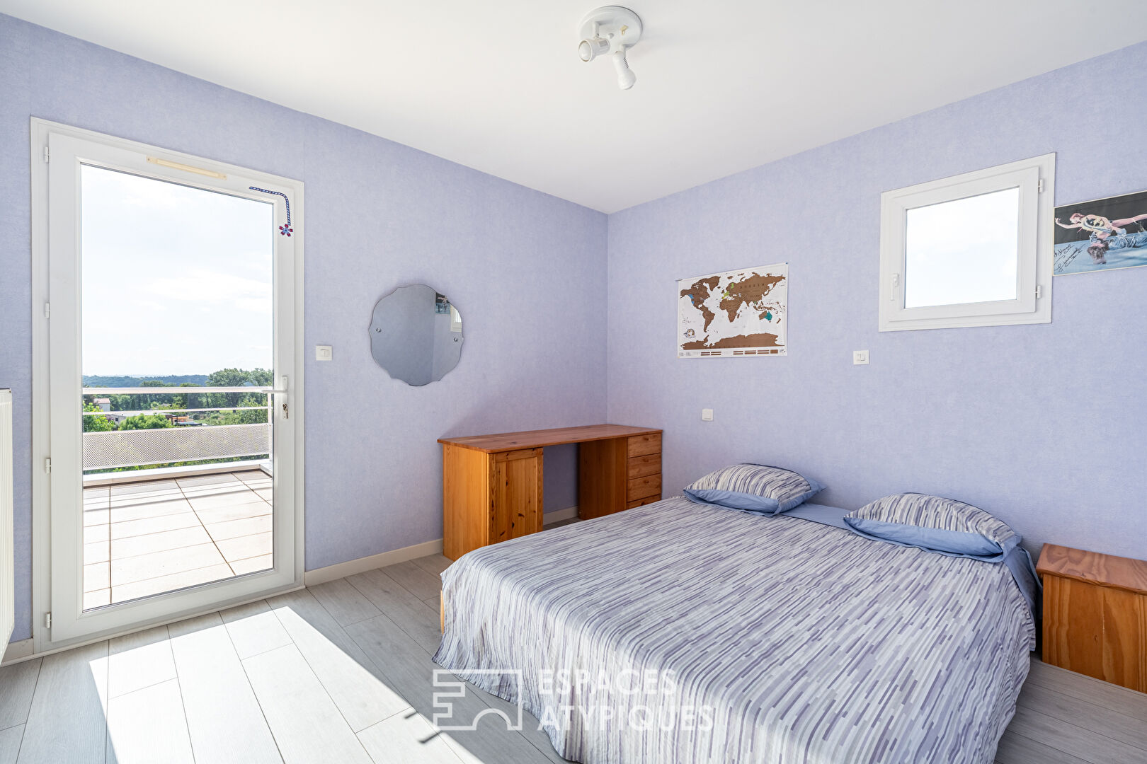 House with swimming pool in a bucolic setting