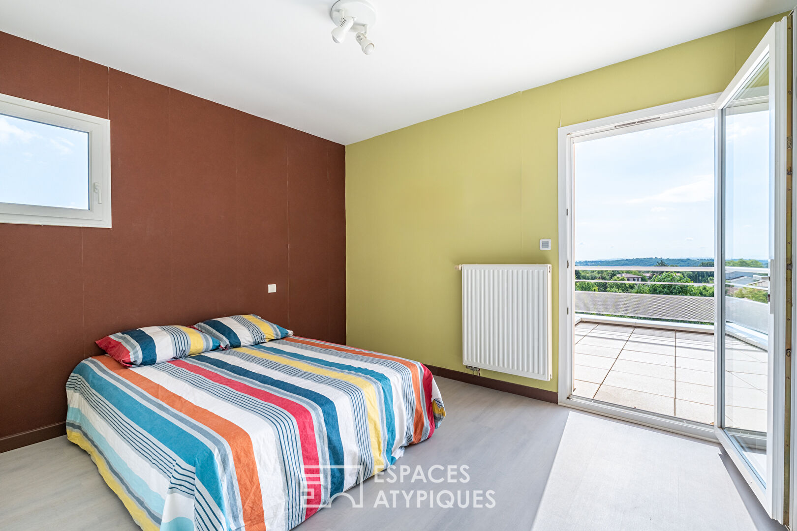 House with swimming pool in a bucolic setting