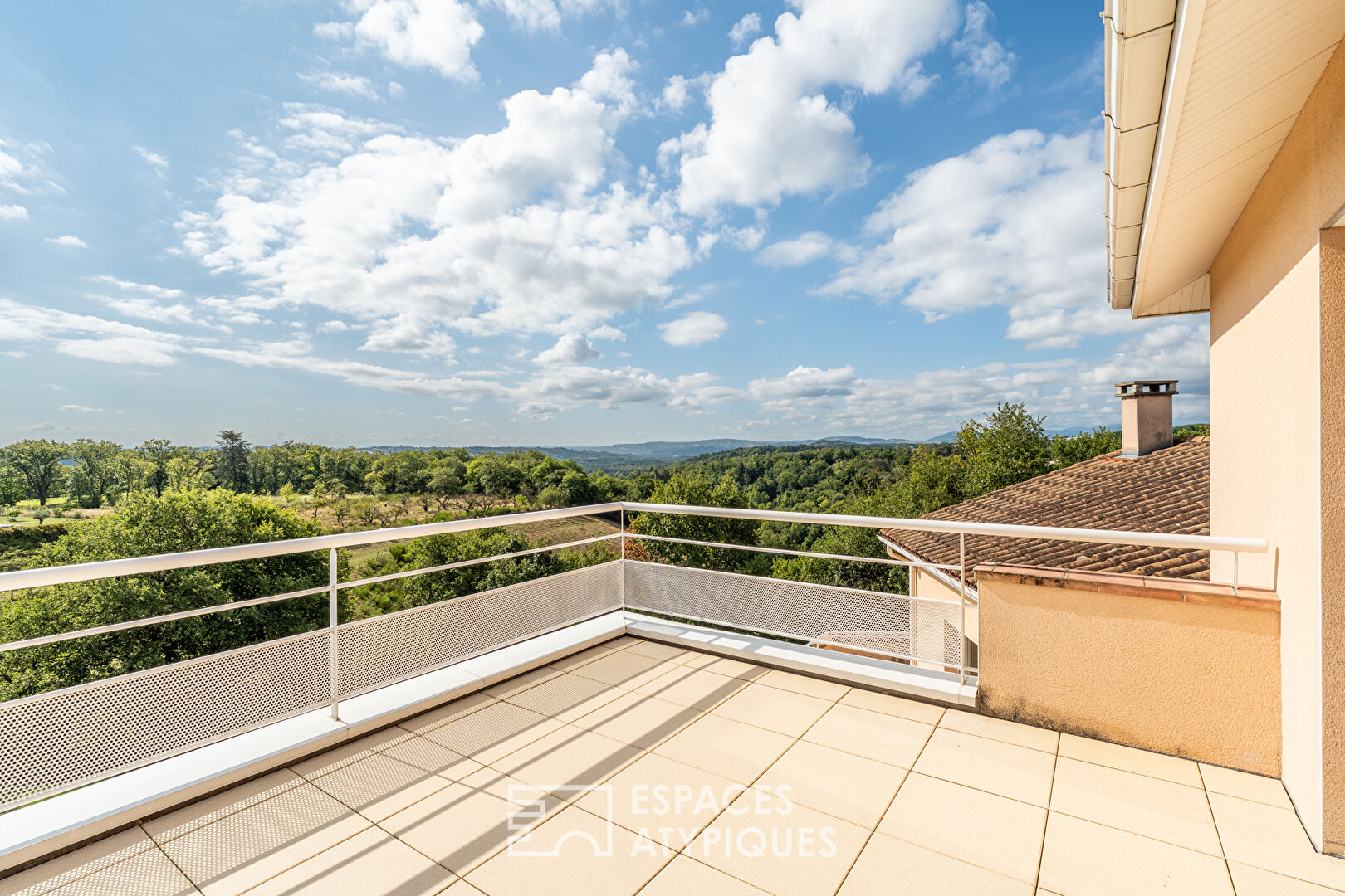 House with swimming pool in a bucolic setting