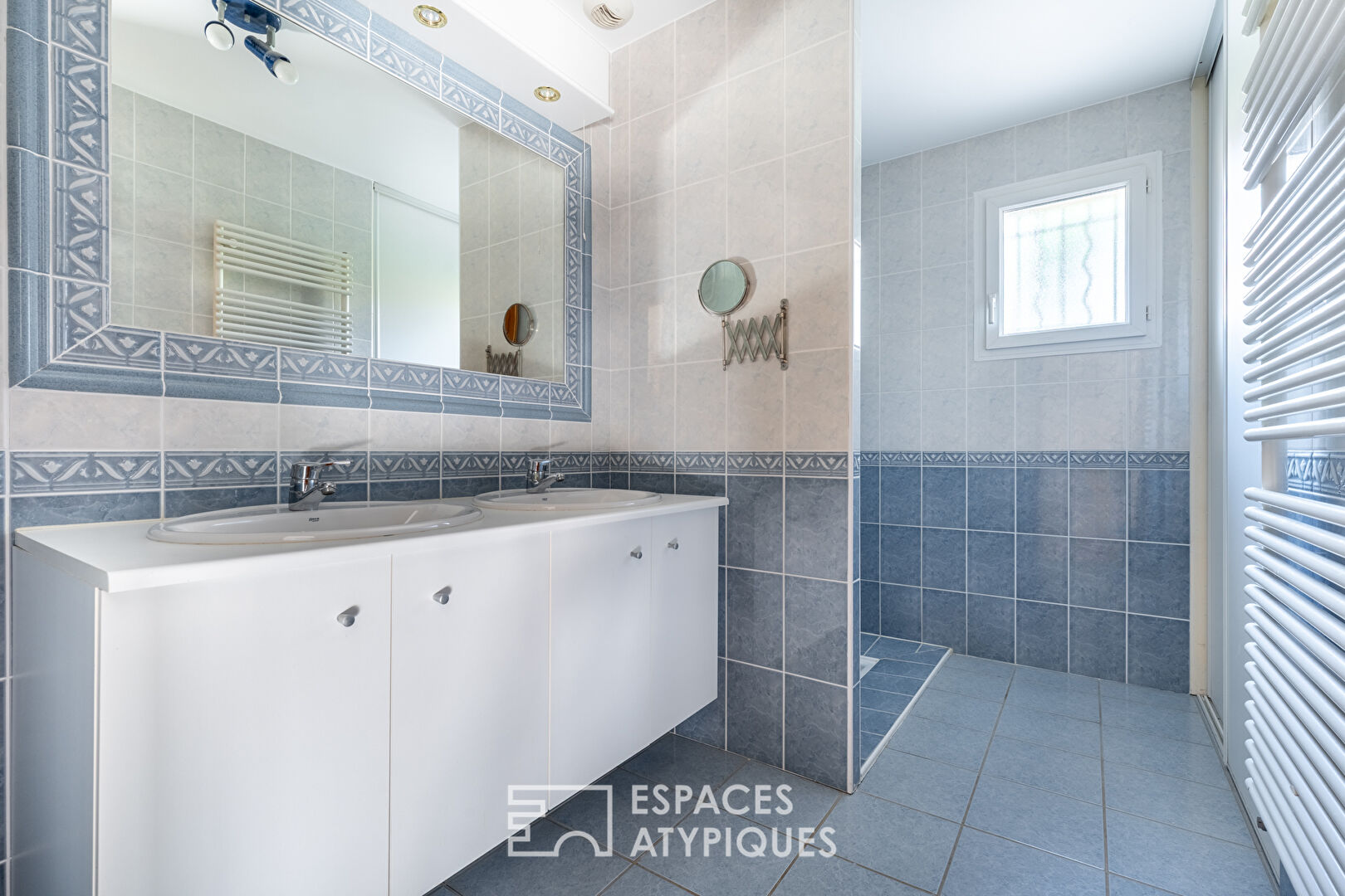 House with swimming pool in a bucolic setting