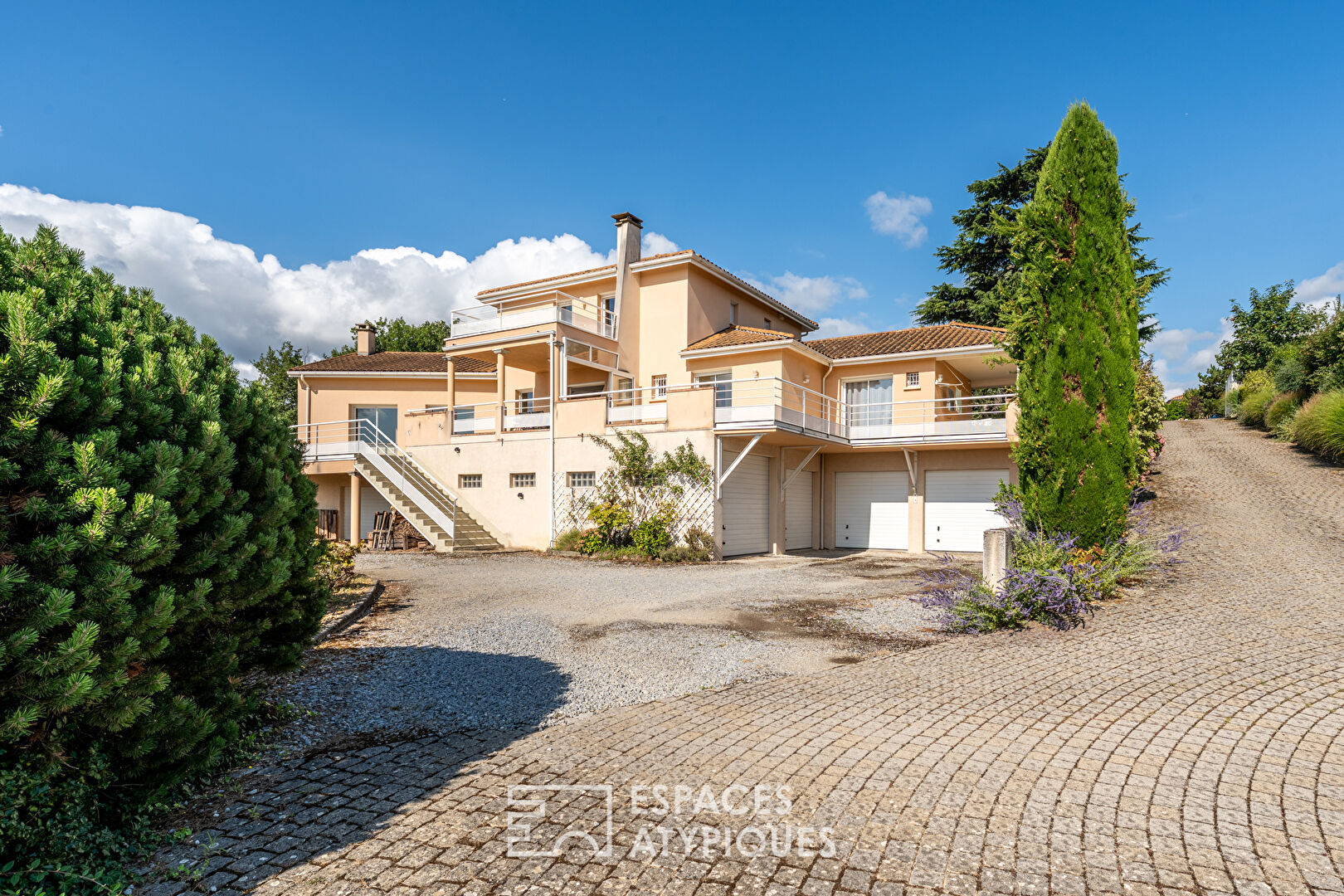 House with swimming pool in a bucolic setting