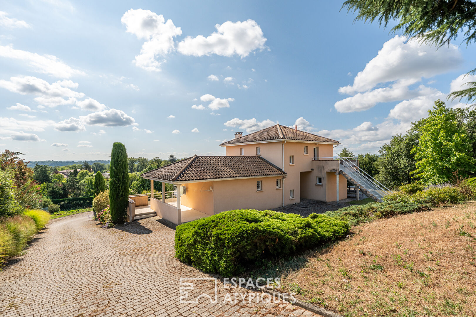 House with swimming pool in a bucolic setting