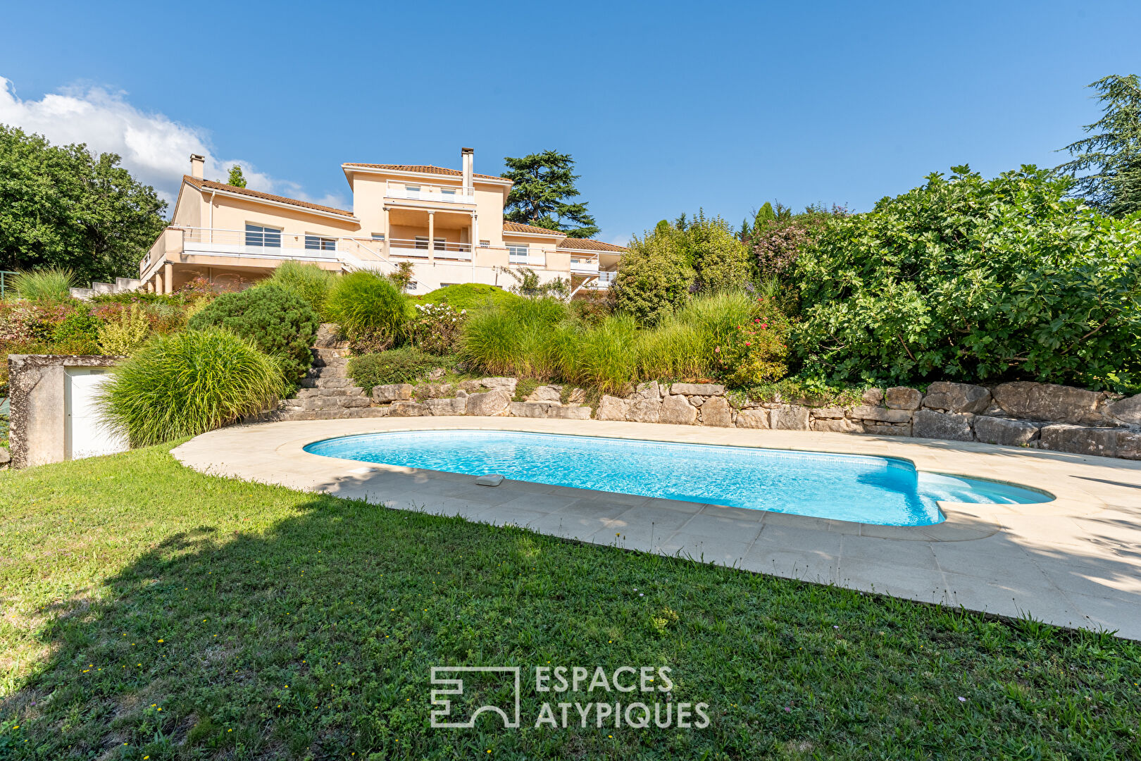 House with swimming pool in a bucolic setting