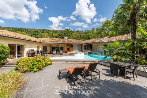Maison de plain-pied avec jardin arboré et piscine au coeur de Limonest