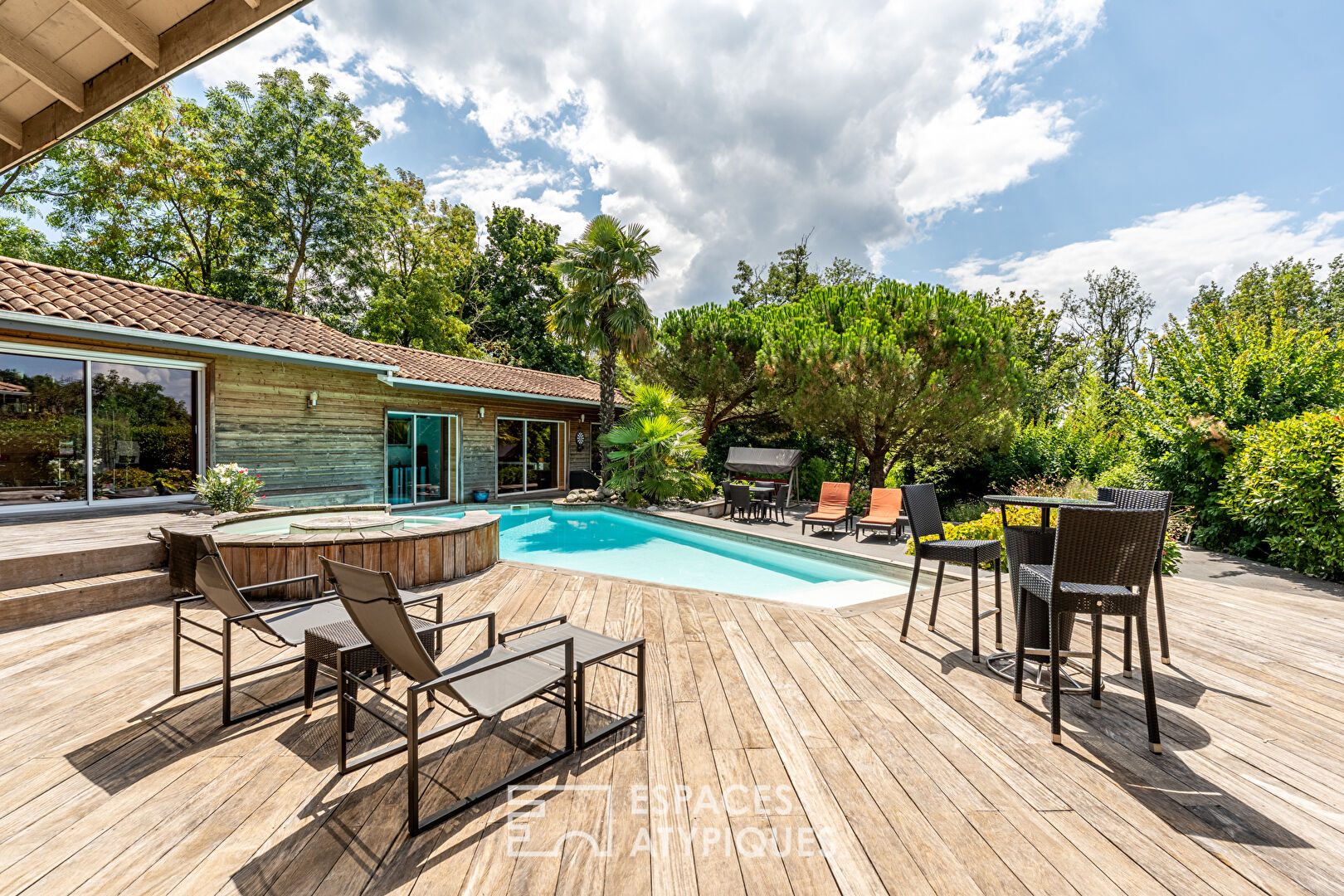 Maison de plain-pied avec jardin arboré et piscine au coeur de Limonest