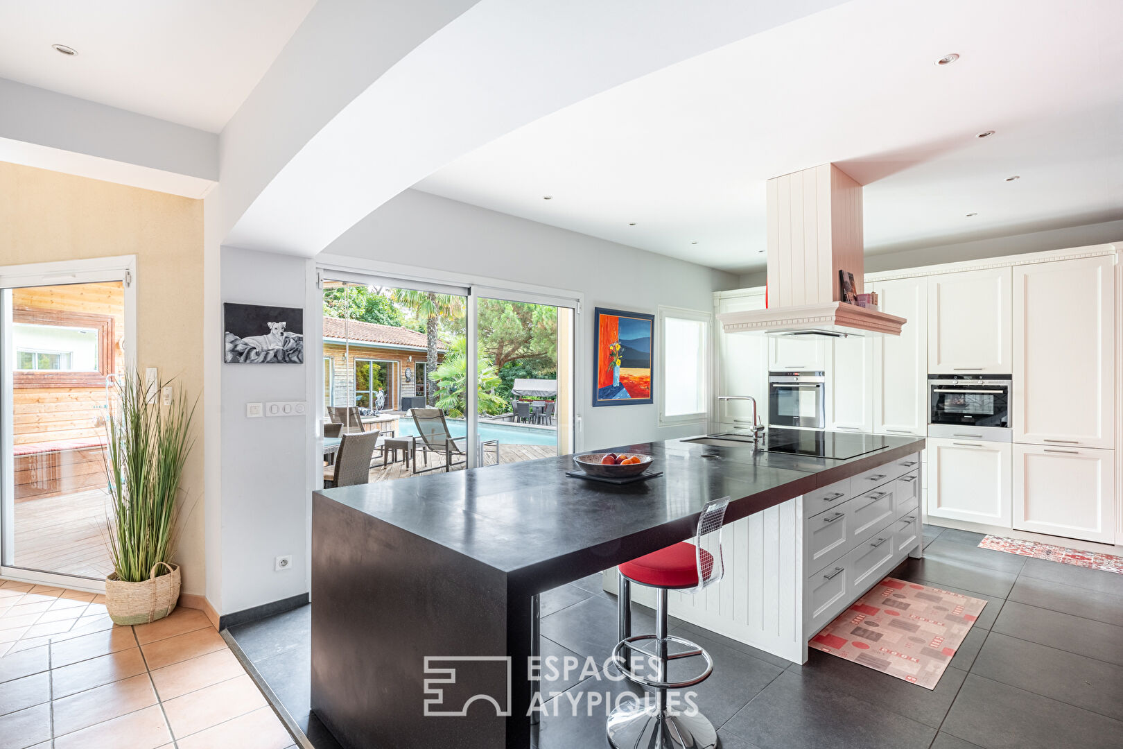 Maison de plain-pied avec jardin arboré et piscine au coeur de Limonest