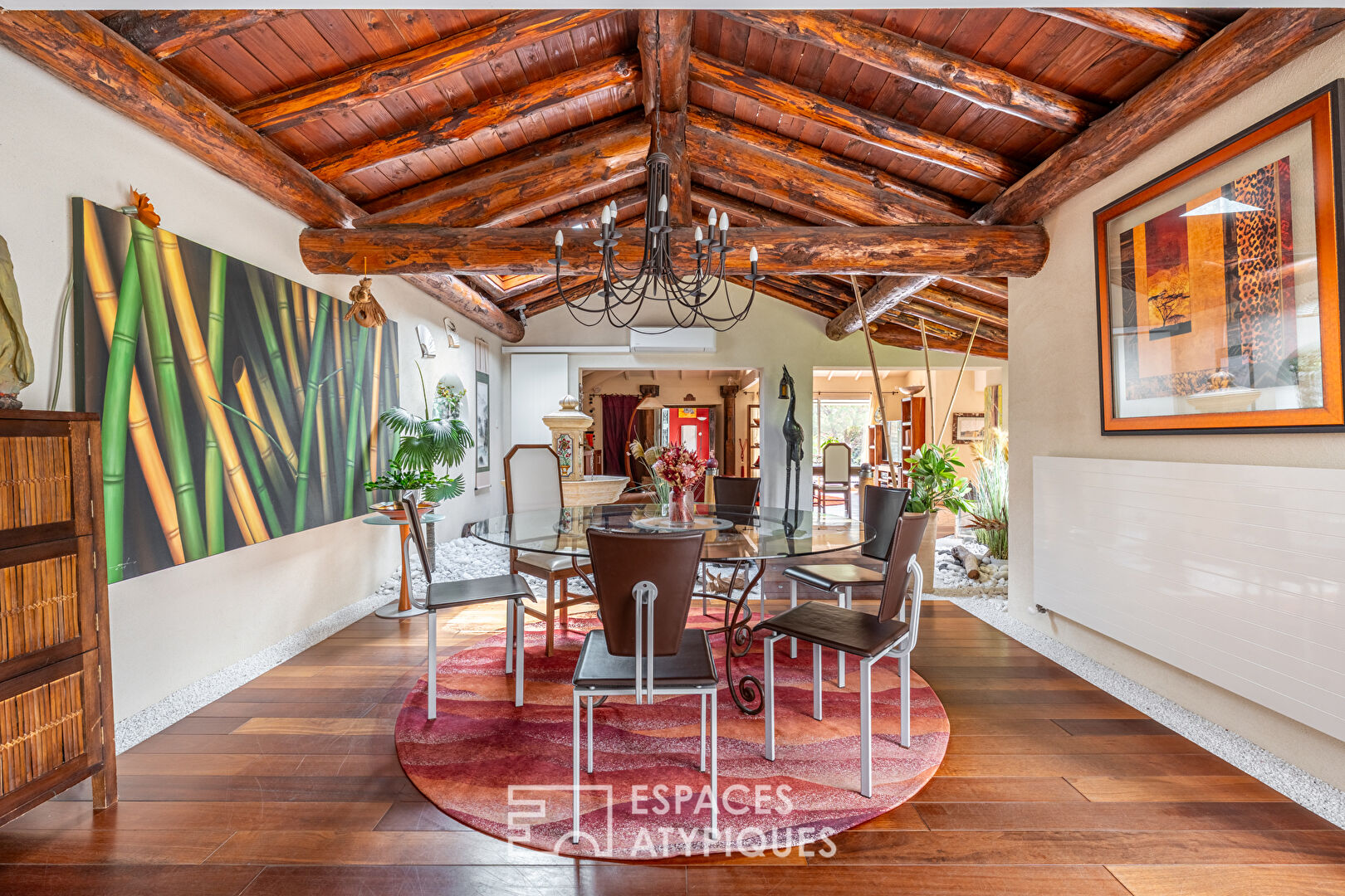 Maison de plain-pied avec jardin arboré et piscine au coeur de Limonest