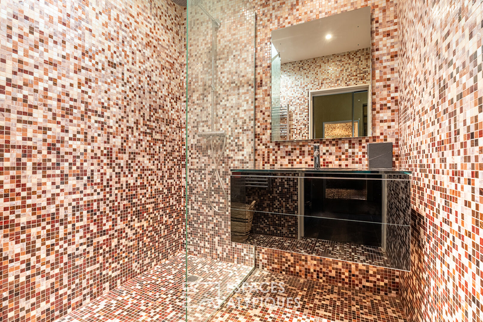 Maison de plain-pied avec jardin arboré et piscine au coeur de Limonest