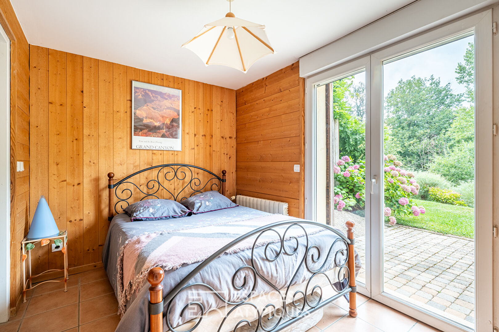 Maison de plain-pied avec jardin arboré et piscine au coeur de Limonest