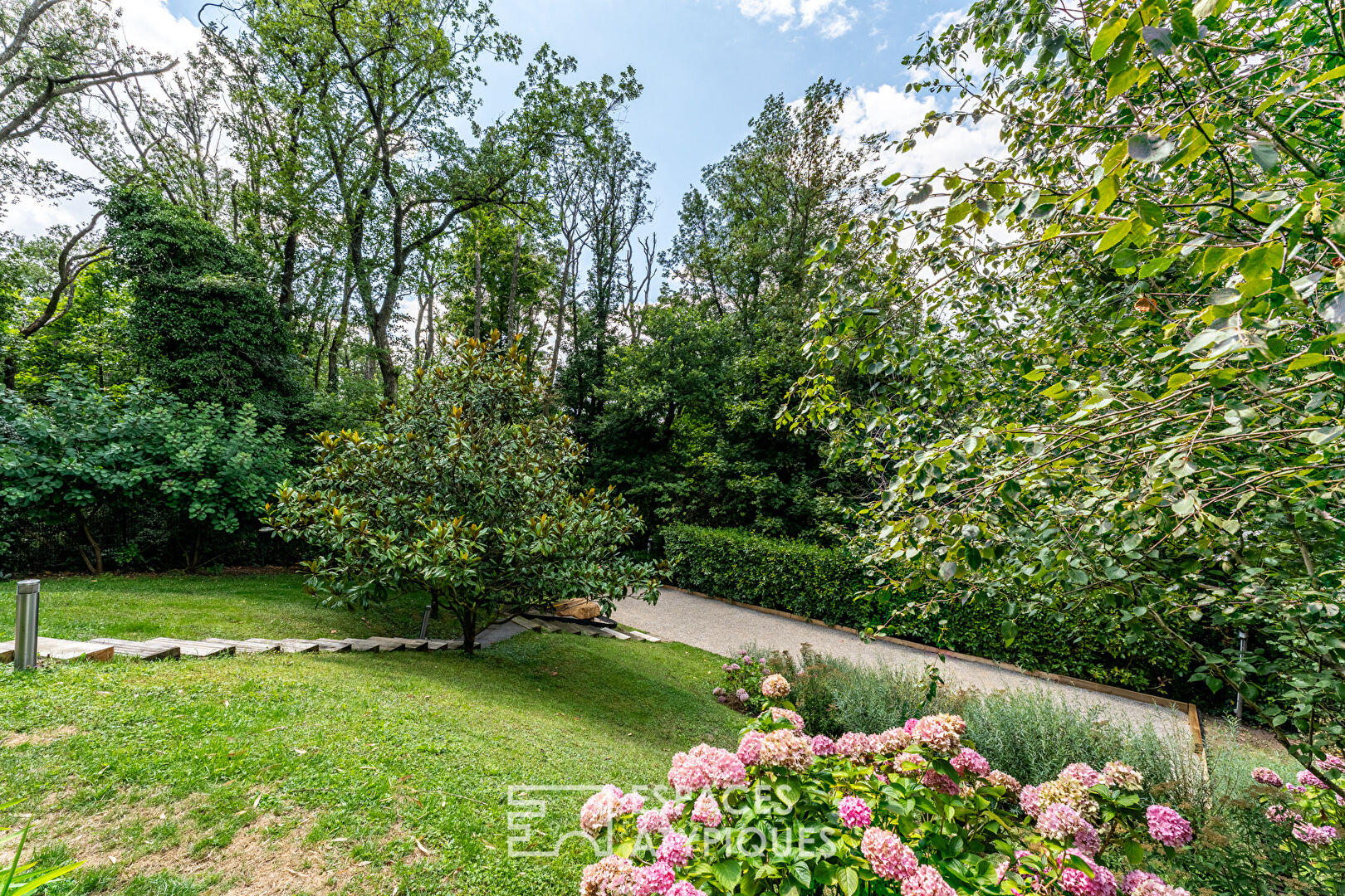 Maison de plain-pied avec jardin arboré et piscine au coeur de Limonest