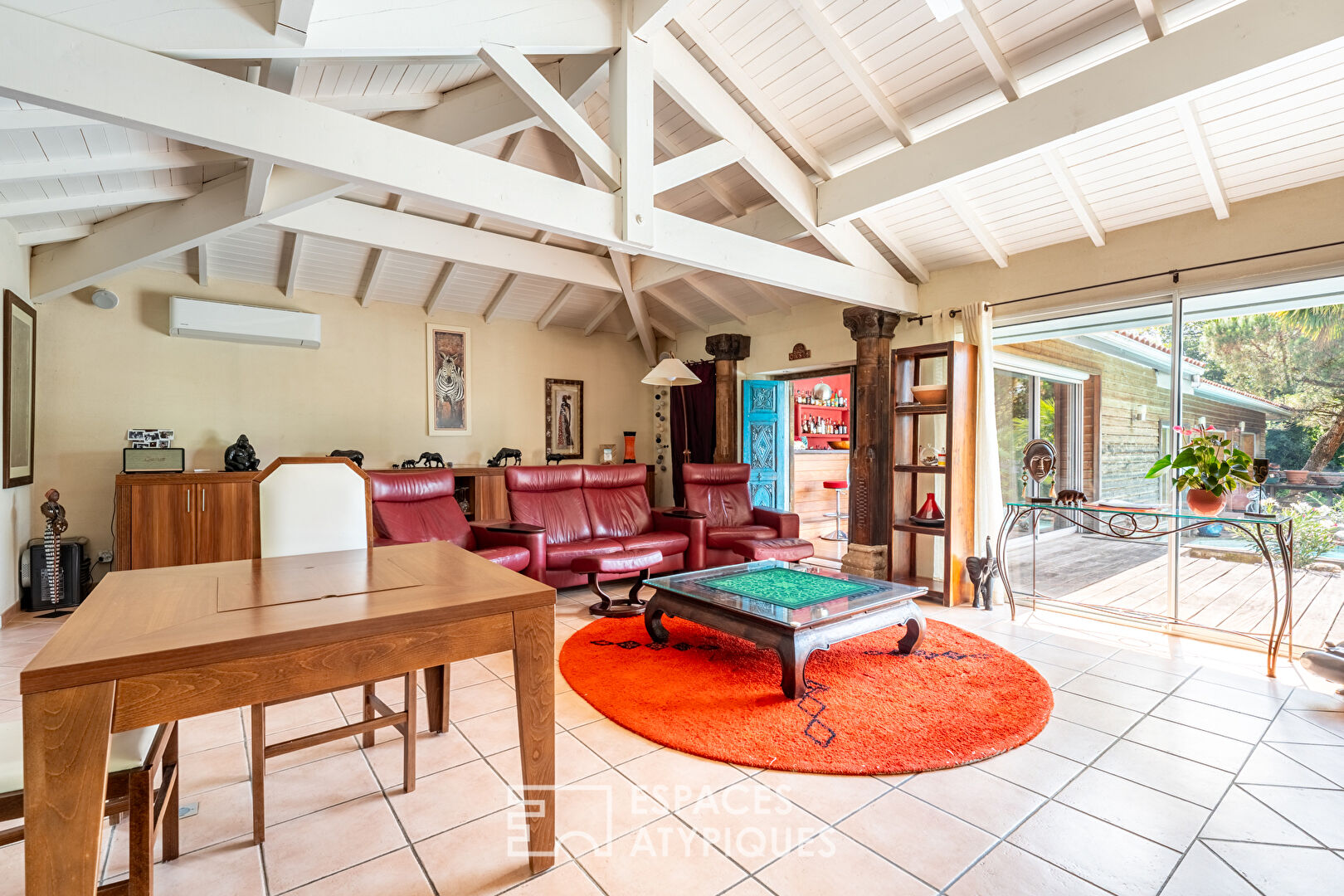 Maison de plain-pied avec jardin arboré et piscine au coeur de Limonest