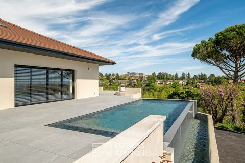 Contemporaine avec vue sur lyon et piscine à debordement